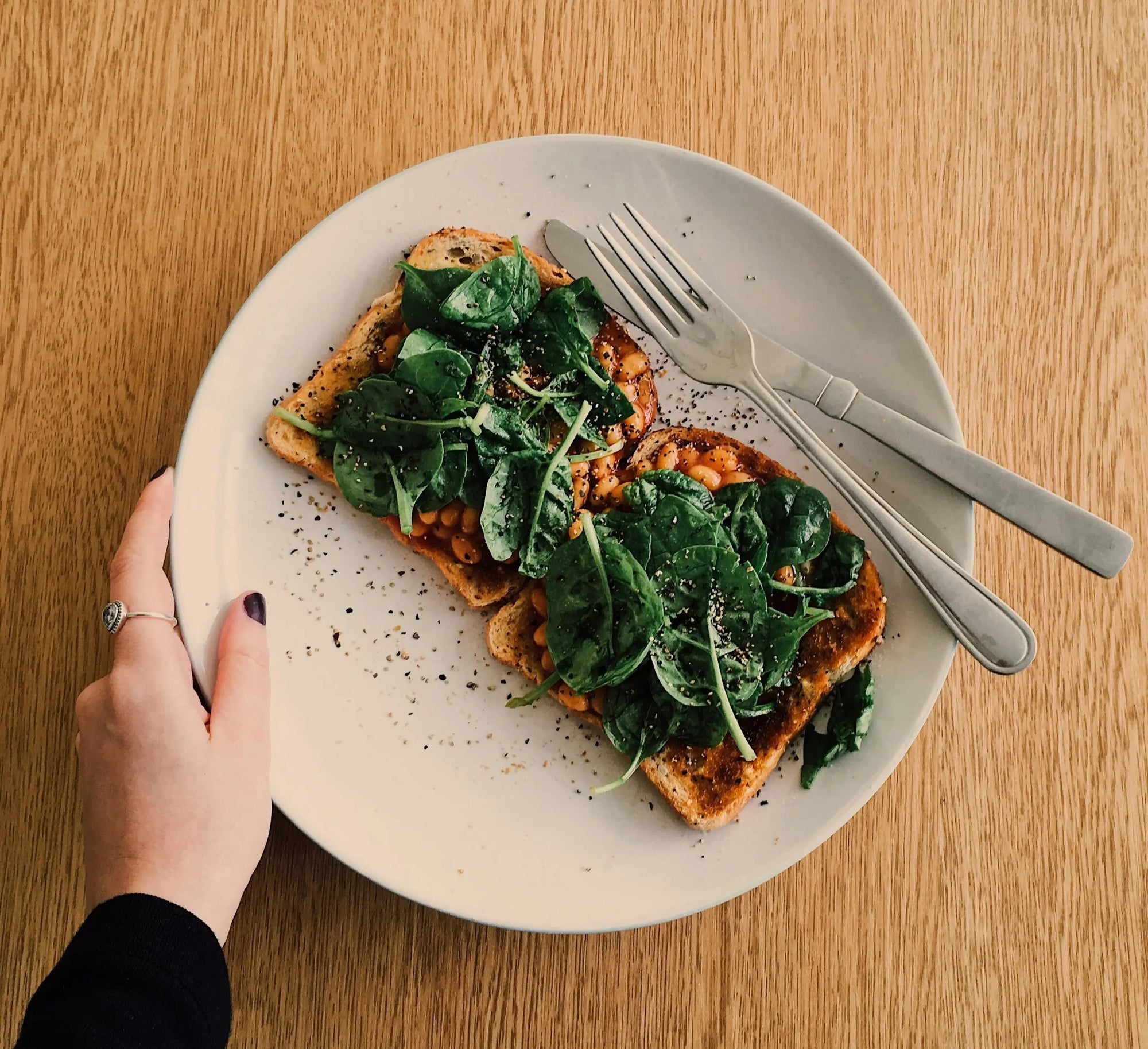 Toast med bönor, svartpeppar och ruccola